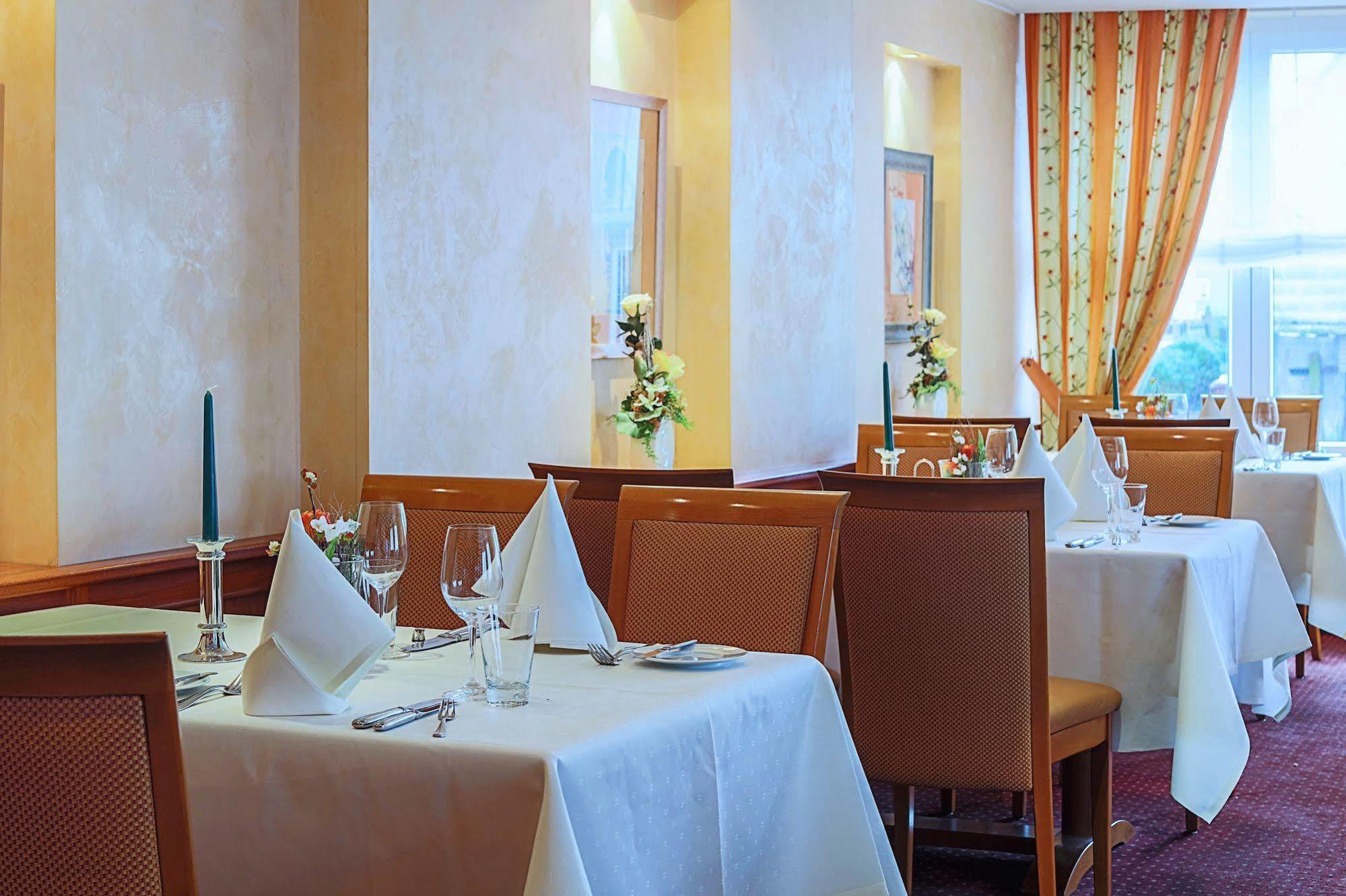 Hotel-Restaurant Kunz Pirmasens Bagian luar foto