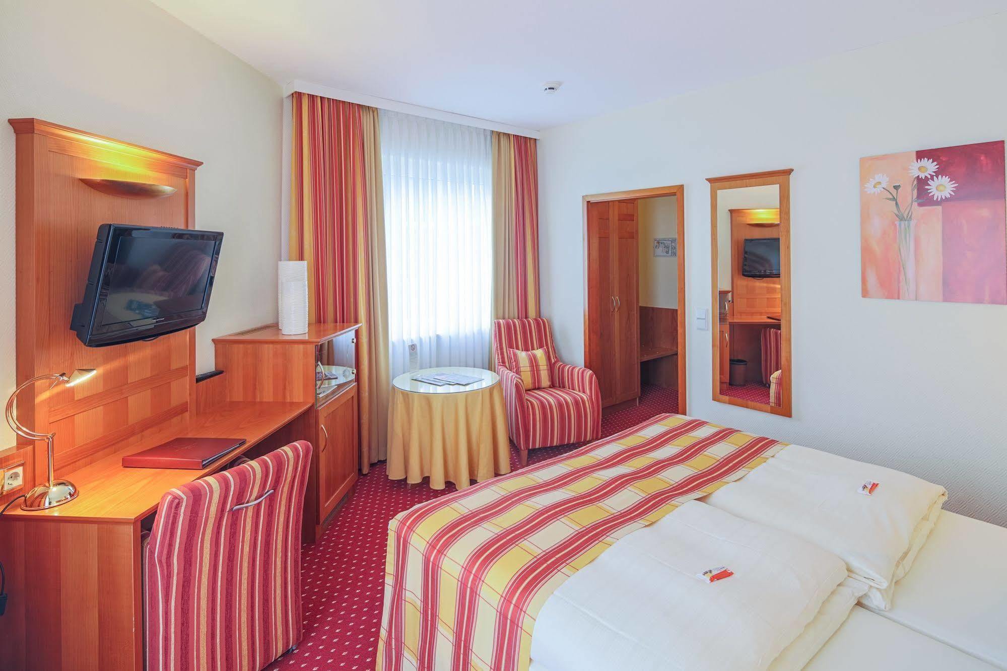 Hotel-Restaurant Kunz Pirmasens Bagian luar foto