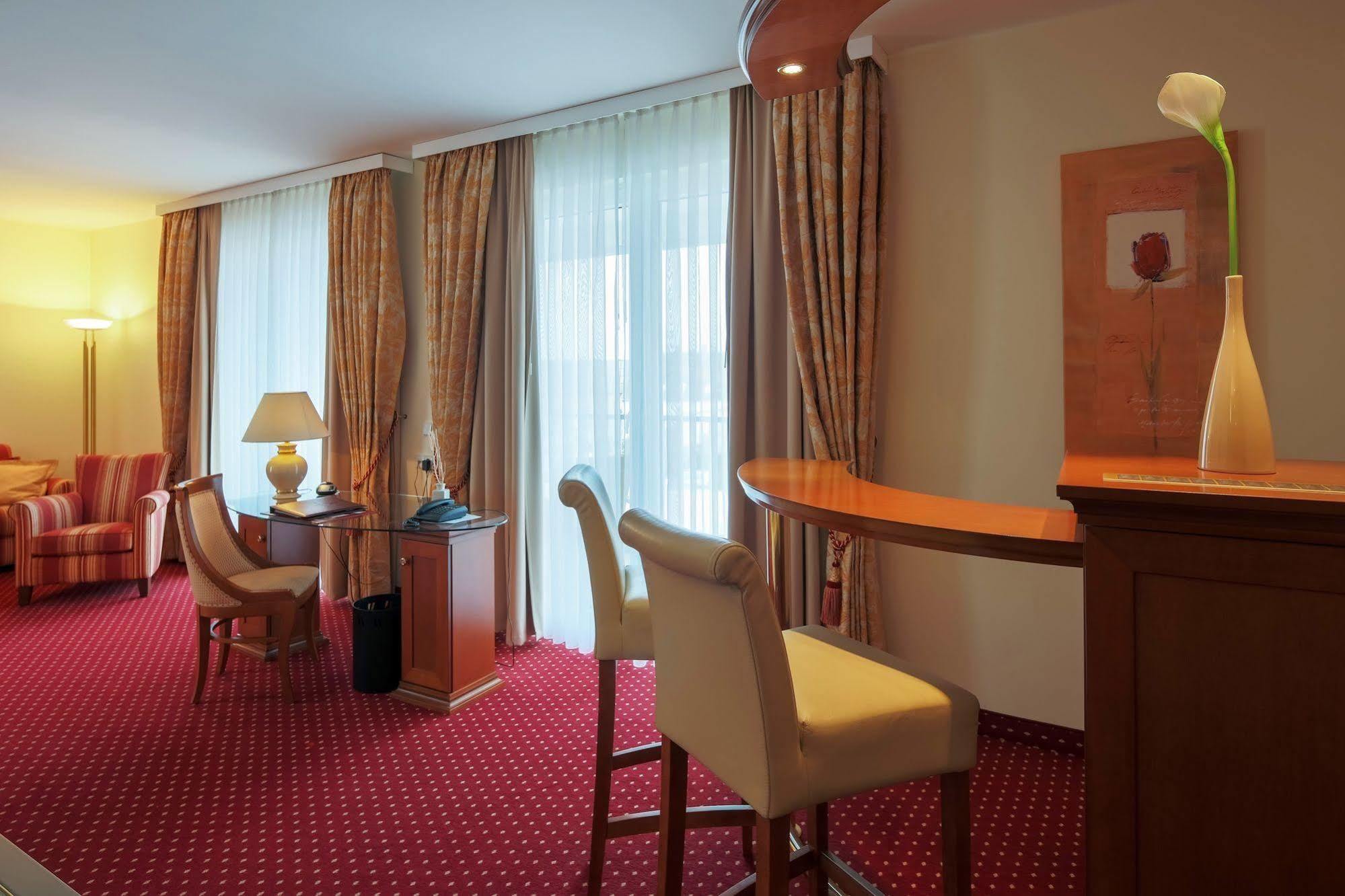 Hotel-Restaurant Kunz Pirmasens Bagian luar foto
