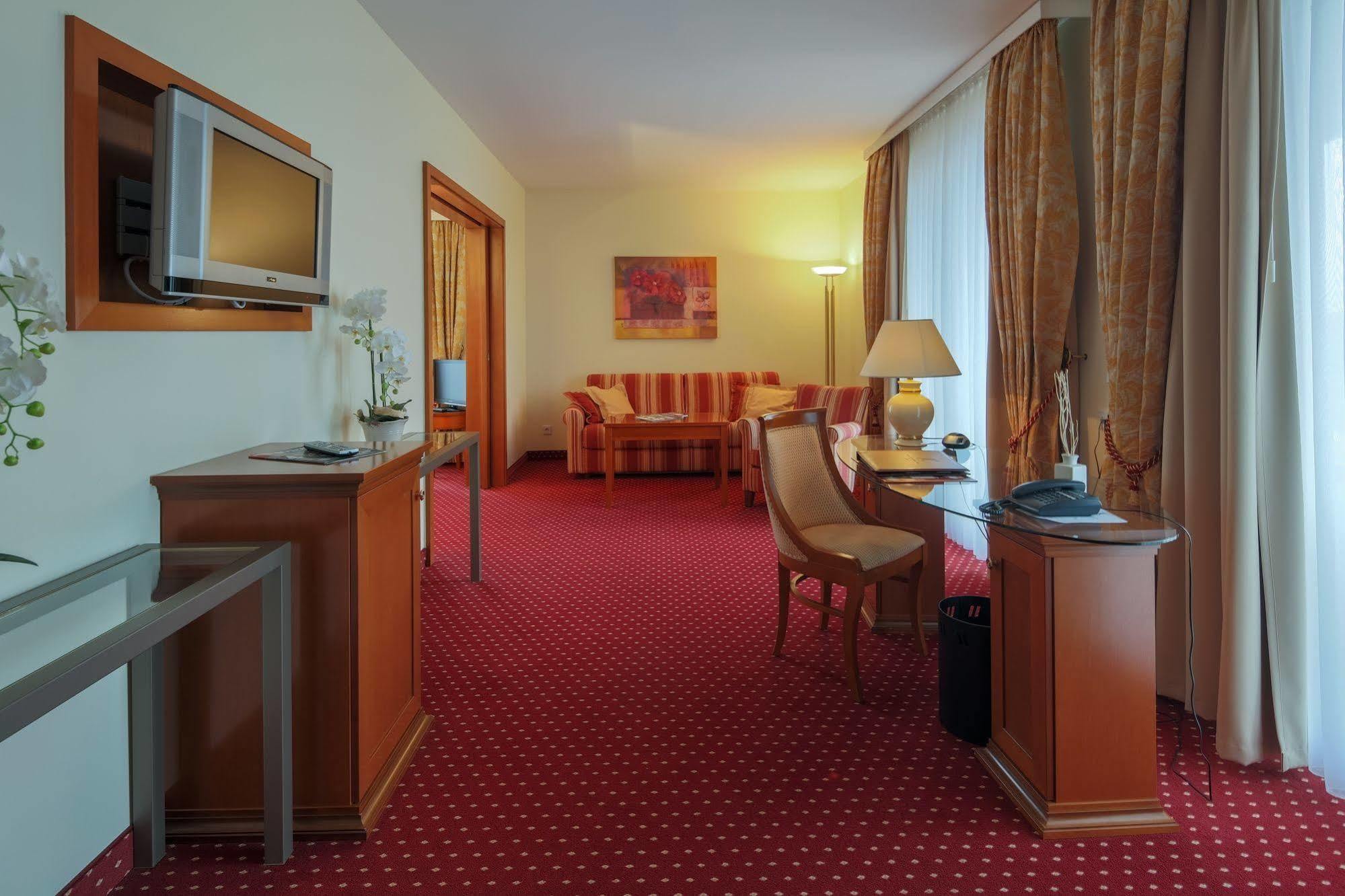 Hotel-Restaurant Kunz Pirmasens Bagian luar foto